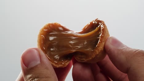 galletas caseras en forma de nuez con leche condensada hervida en una mesa gris, plana. imágenes de alta calidad en 4k