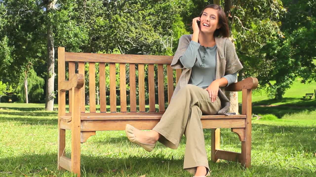 젊은여자가 전화 통화