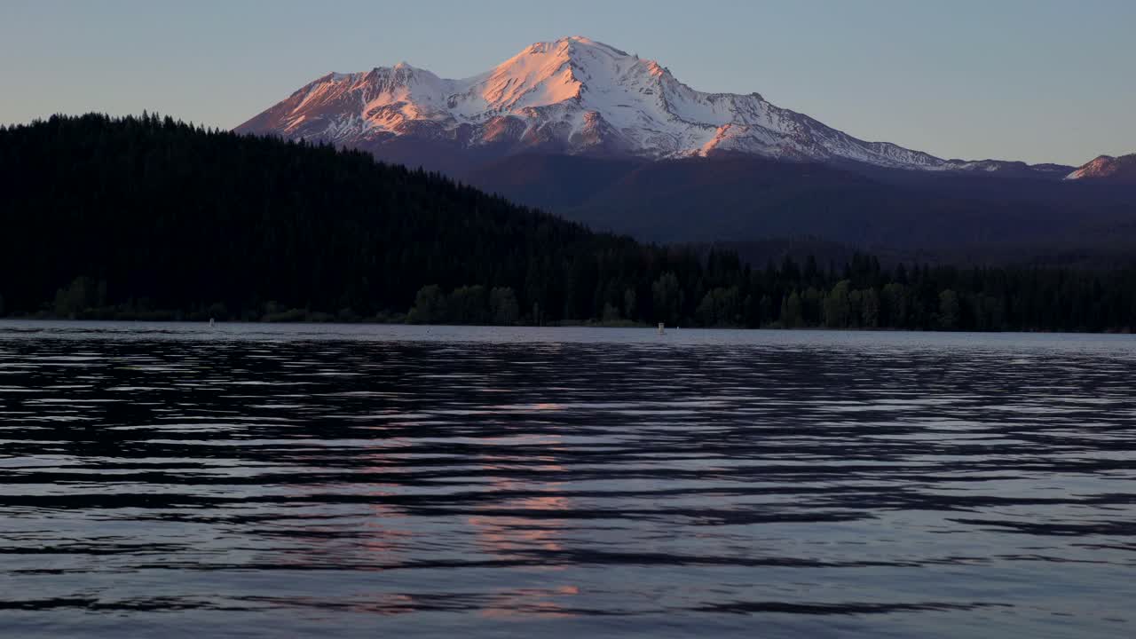 mt shasta vista desde el lago siskiyou al atardecer