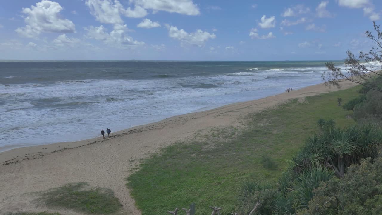 4K video of a beautiful sandy beach in Australia with people enjoying the view of the Pacific Ocean