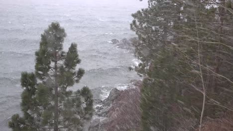 Ein-Blendender-Schneesturm-Schlägt-In-Den-Sierra-Nevada-Bergen-Am-Lake-Tahoe-Zun