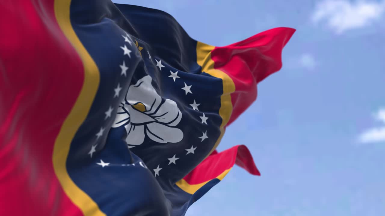 미시시피의 미국 국기가 바람에 흔들리고 있다.