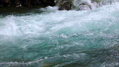 Agua-Del-Río-De-Montaña-Con-Primer-Plano-En-Cámara-Lenta