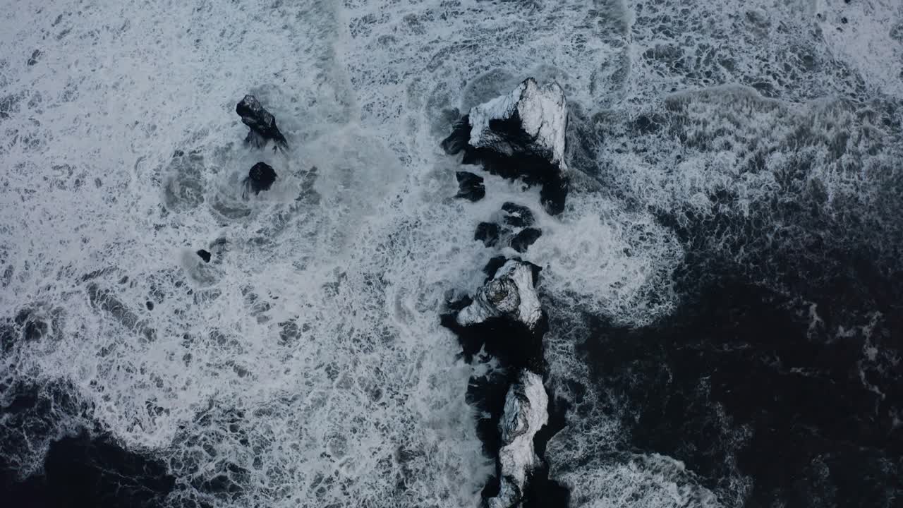 съемка с дрона на побережье в исландии-7