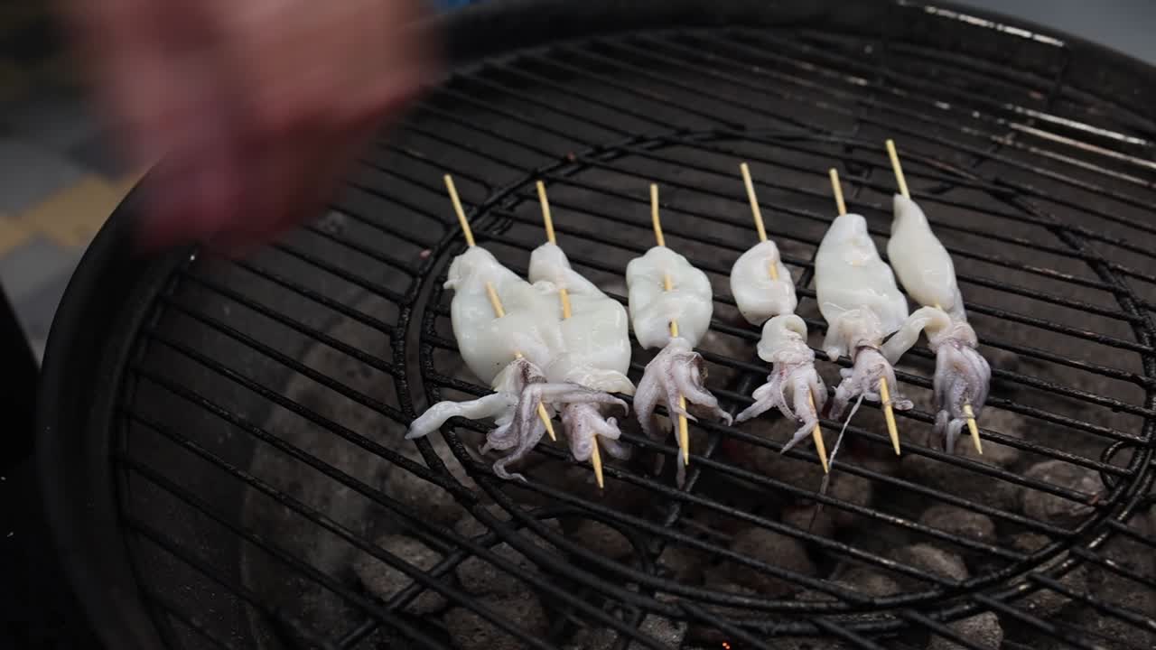 나무 석탄 그릴 에 인 오징어 스피어