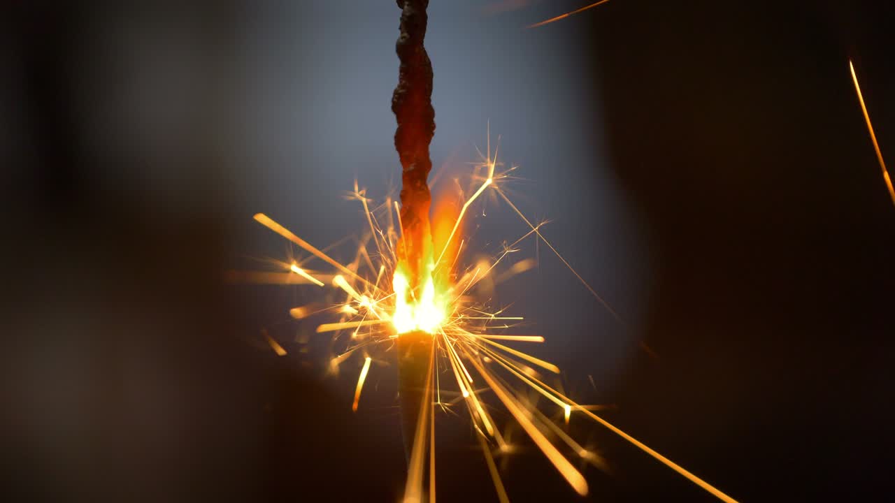 fuego de bengala ardiente y chispas en el fondo desenfocado en 4k