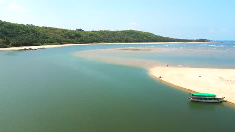 devbag drone de playa se acerca al río en malvan