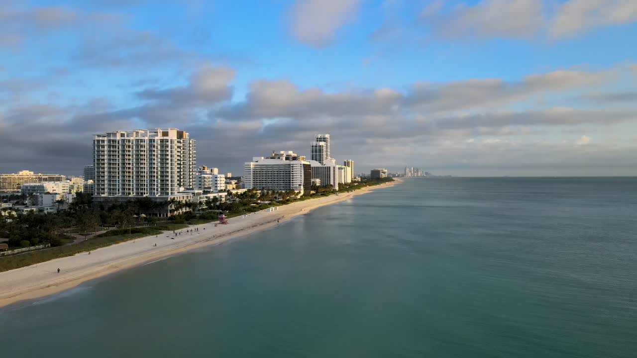 Costa di Miami al mattino mentre il sole sorge