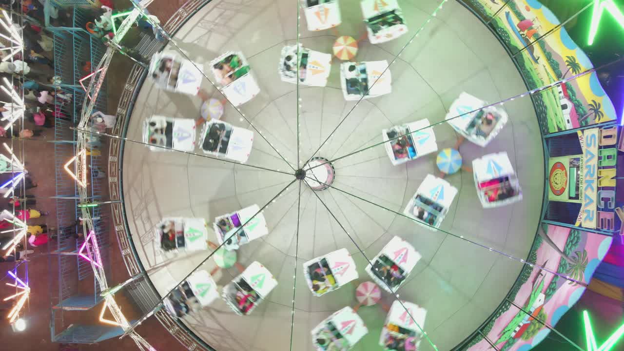 축제에서 야간 조이라이드 버드 아이 와이드 뷰