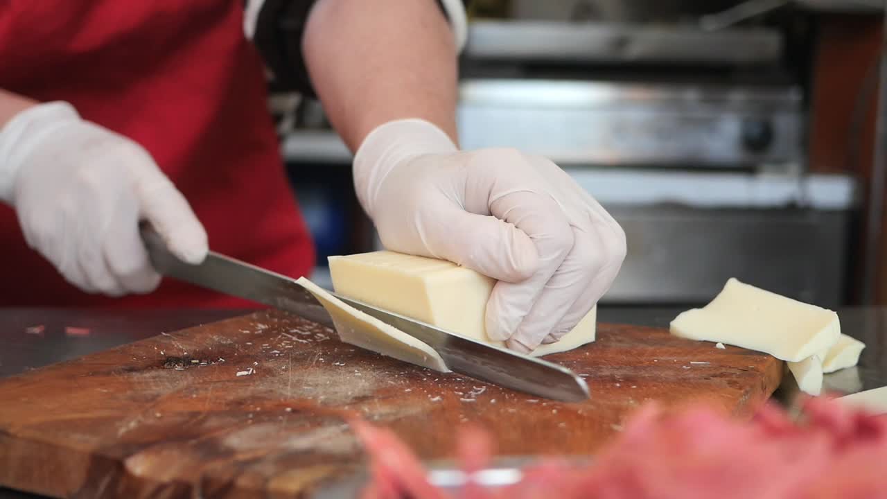 chef cortando el queso