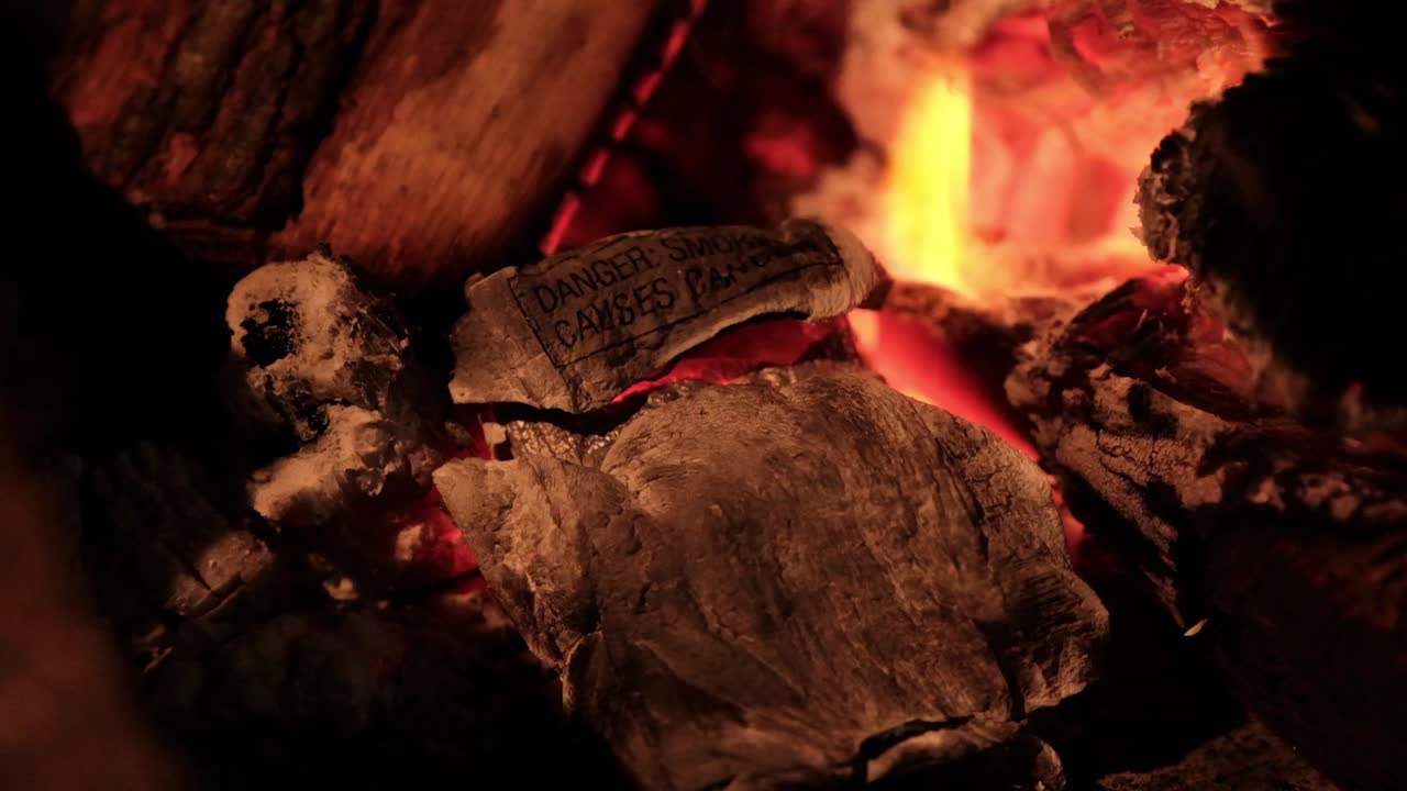 담배 상자 가 화재 위험 에 빠지면 담배 를 피우는 것 은 암 을 유발 한다