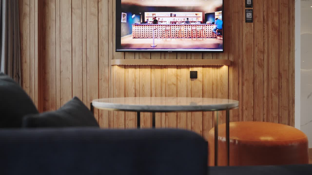 호텔 방 소파와 tv