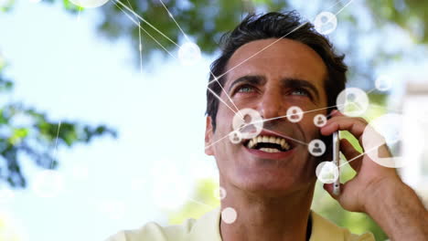 animación de la red de conexiones con iconos sobre hombre caucásico hablando en teléfono inteligente