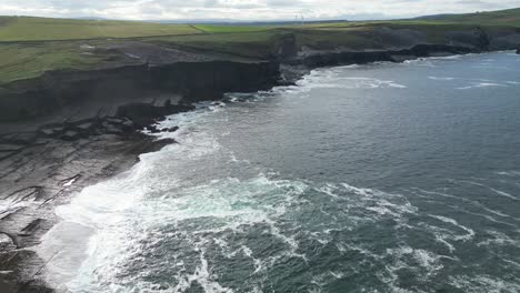 Avance-Aéreo-Sobre-Acantilados-Rocosos-Irlandeses-De-Kilkee,-Condado-De-Clare-En-Irlanda