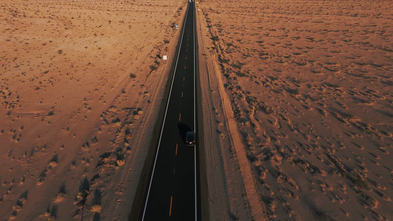 coches modernos conduciendo en el desierto en una calle de california a arizona