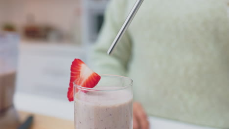 Gesundheit,-Smoothie-Und-Milchshake-Von-Frauenhänden-Rühren