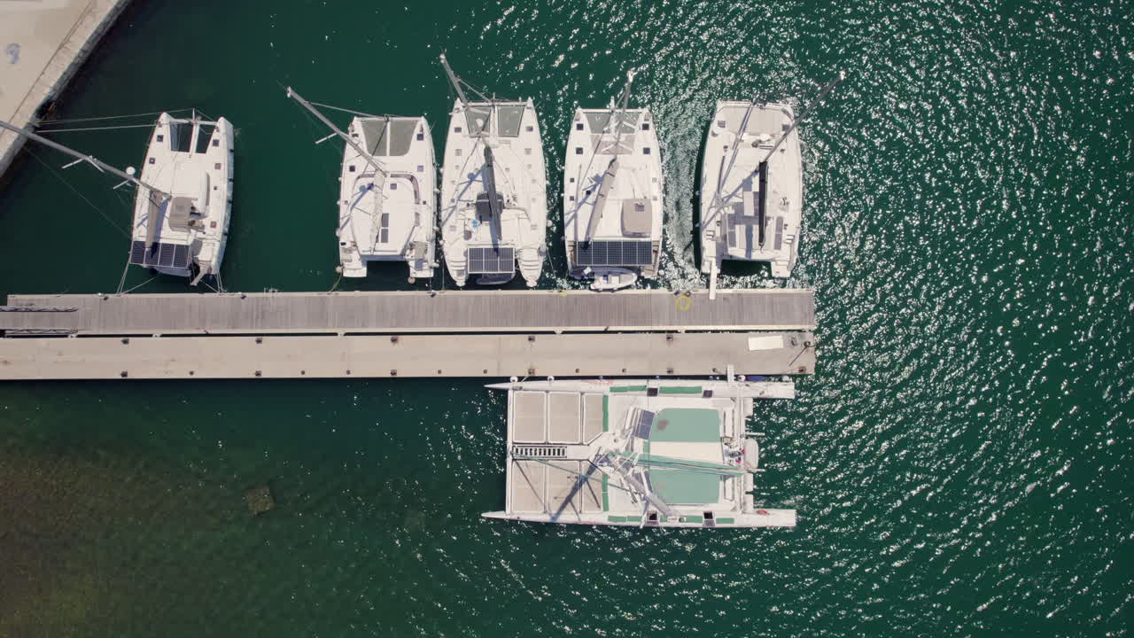vista aérea del muelle con veleros catamarán en un día soleado en el puerto de valencia, españa