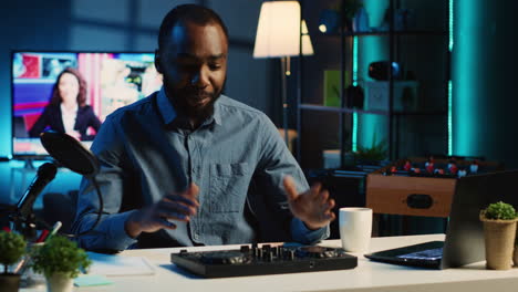 influencer films dj turntables unboxing