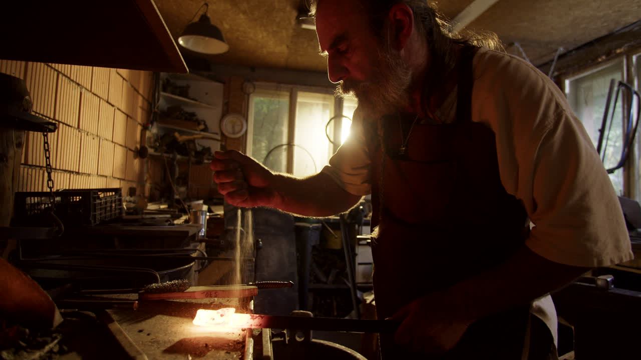 un herrero trabajando en su taller