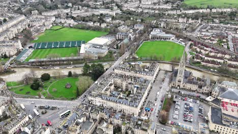 Bath-Stadtzentrum-Großbritannien-Zurückziehen-Drohne-Luftaufnahme-Rückwärts-Enthüllen