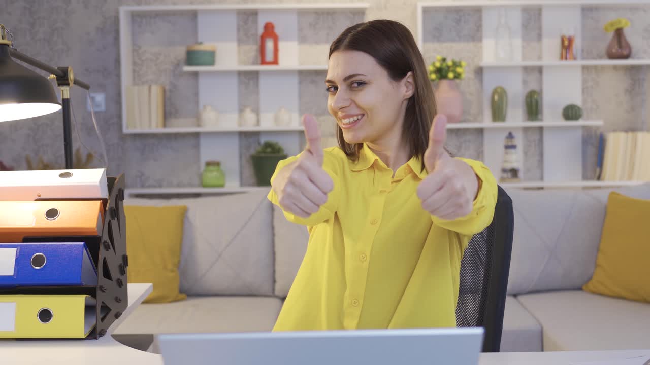 joven mujer de negocios feliz trabajando desde casa y disfrutando de su trabajo.