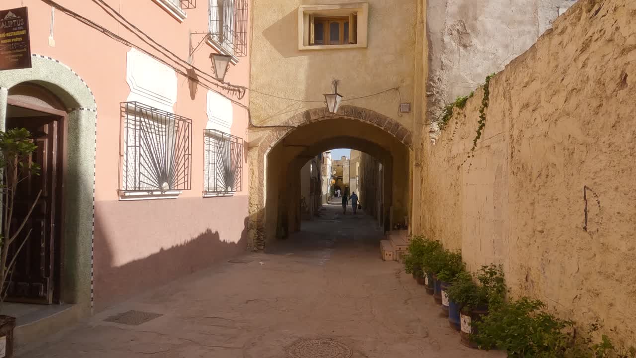 Incantevole vicolo della Medina: arco sotto un edificio storico a El Jadida, Marocco.