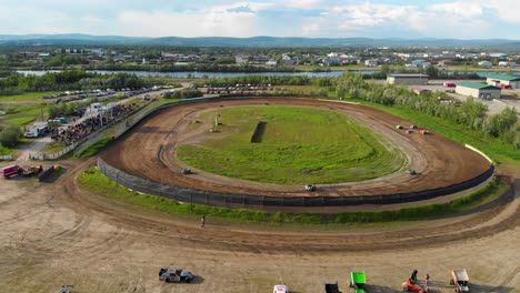 4K-Drohnenvideo-Von-Modifizierten-Stock-Car-Rennen-Auf-Dem-Mitchell-Raceway-In-Fairbanks,-Ak-Während-Eines-Sonnigen-Sommerabends-3