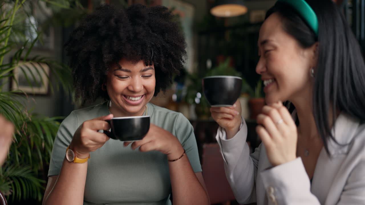 커피를 즐기는 친구들