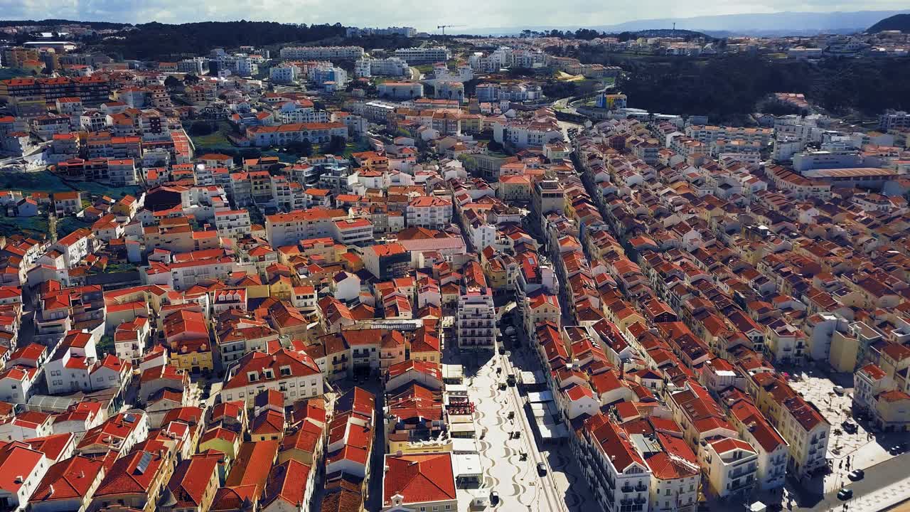 대서양 연안에 있는 나자레 비치 리비에라 (nazare beach riviera) 는 큰 파도에서 서핑을 하는 곳으로, 고대 도시와 산책로의 공중 전망입니다.