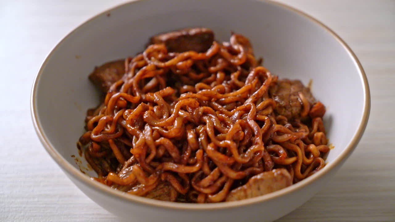 jjapaguri o chapaguri, fideos picantes de frijoles negros coreanos con carne de res - estilo de comida coreana