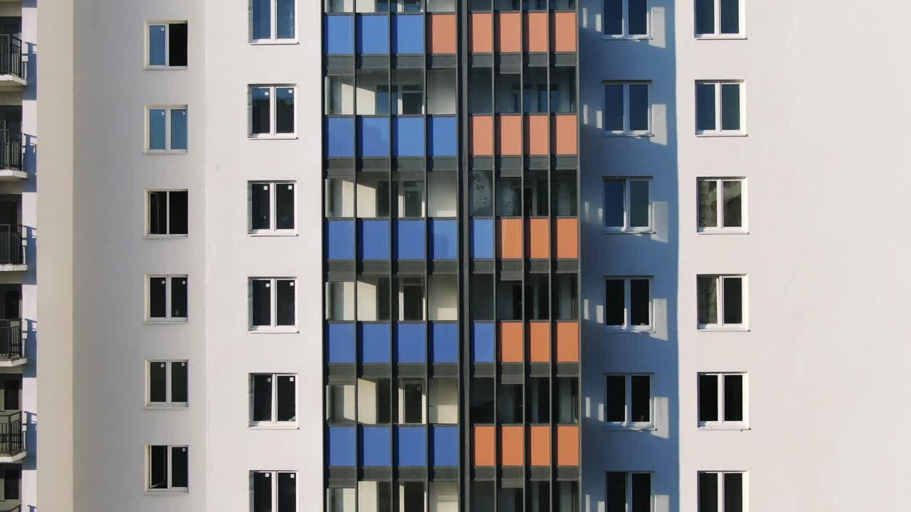 fachada de un edificio de apartamentos moderno