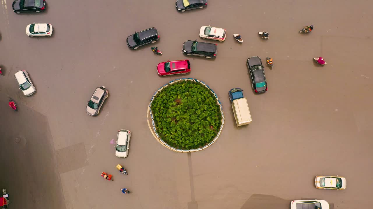 hanoi, vietnam - abril de 2020: vista aérea de la rotonda en el centro de la ciudad de hanoi en la calle trang tien.