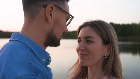 pareja heterosexual romántica junto al lago