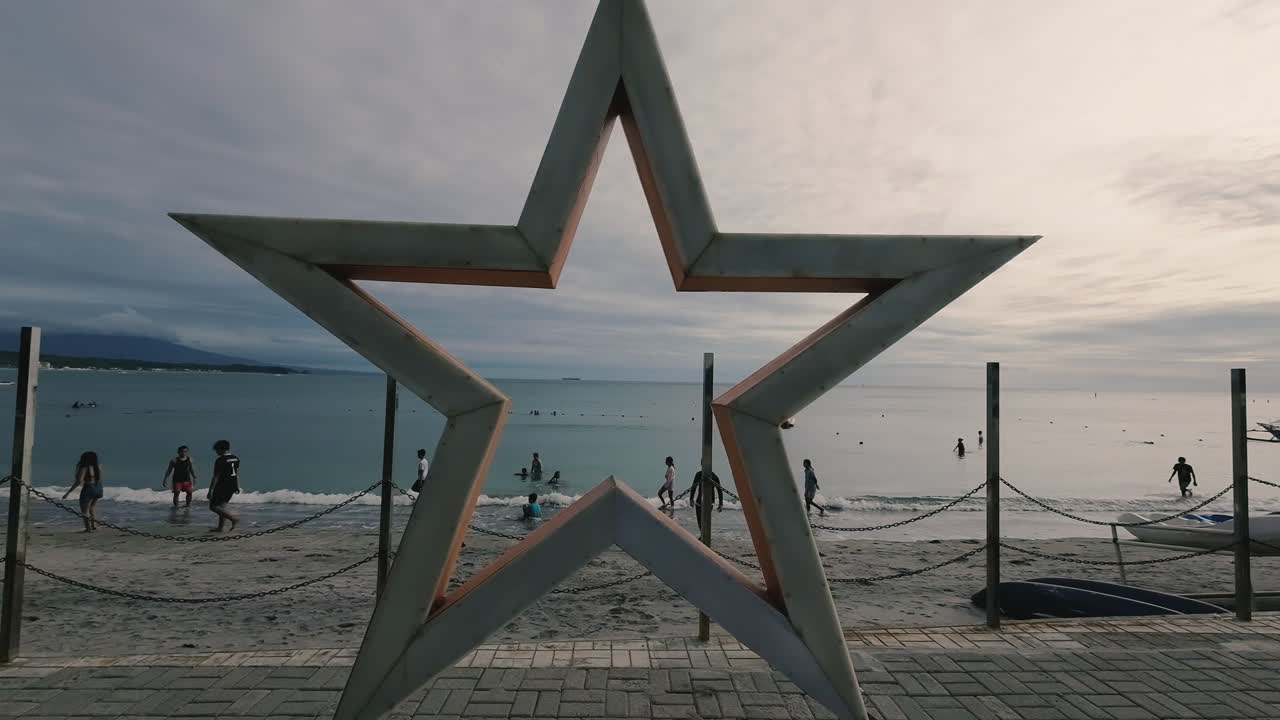 스타 로고에 수평 드론 샷