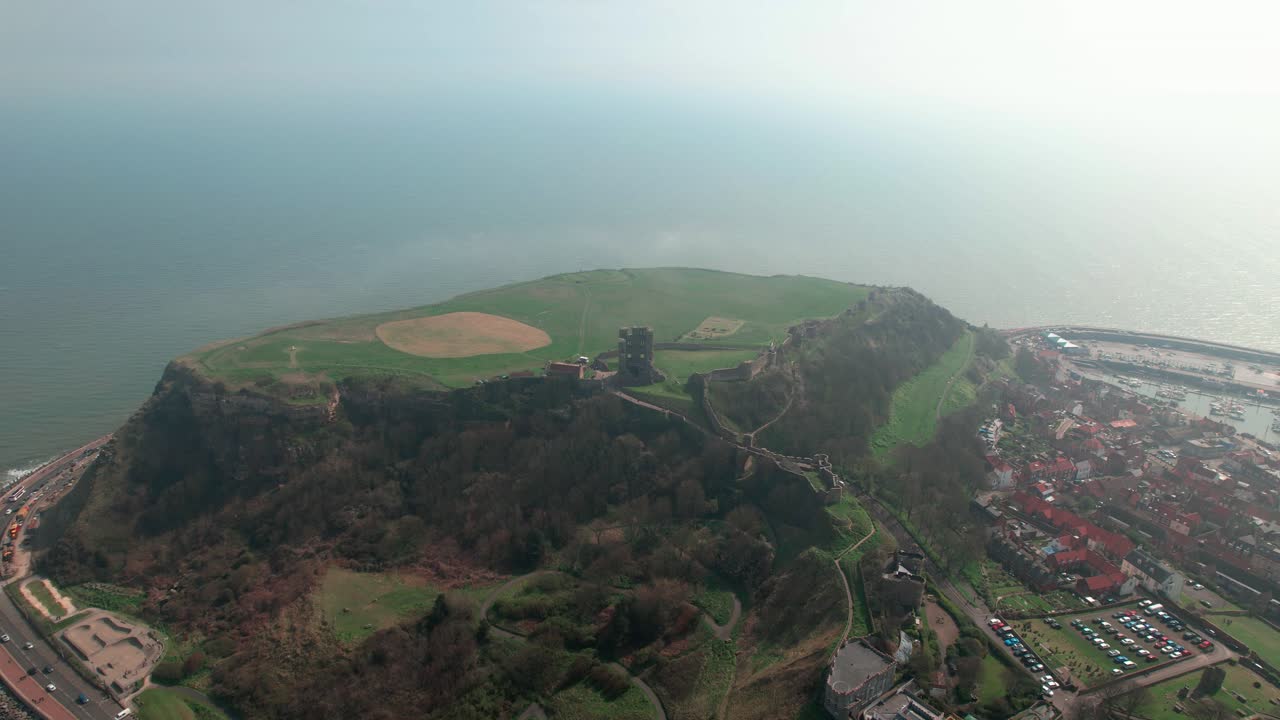 영국 북부 요크셔에 있는 중세 유적이 있는 스카버러 마을의 공중 파노라마