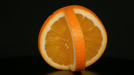 naranja sobre un fondo negro.