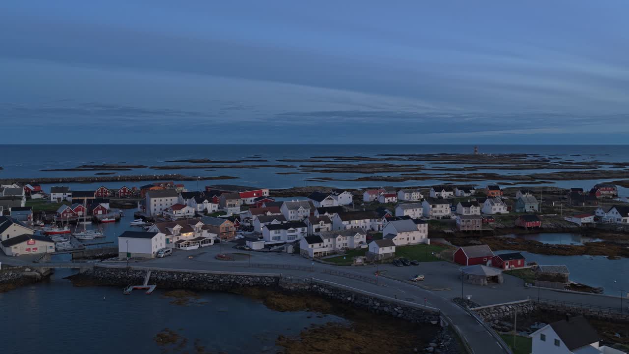 Charmante norwegische Stadt mit alten, vom Sonnenaufgang beleuchteten Häusern, Luftaufnahme.