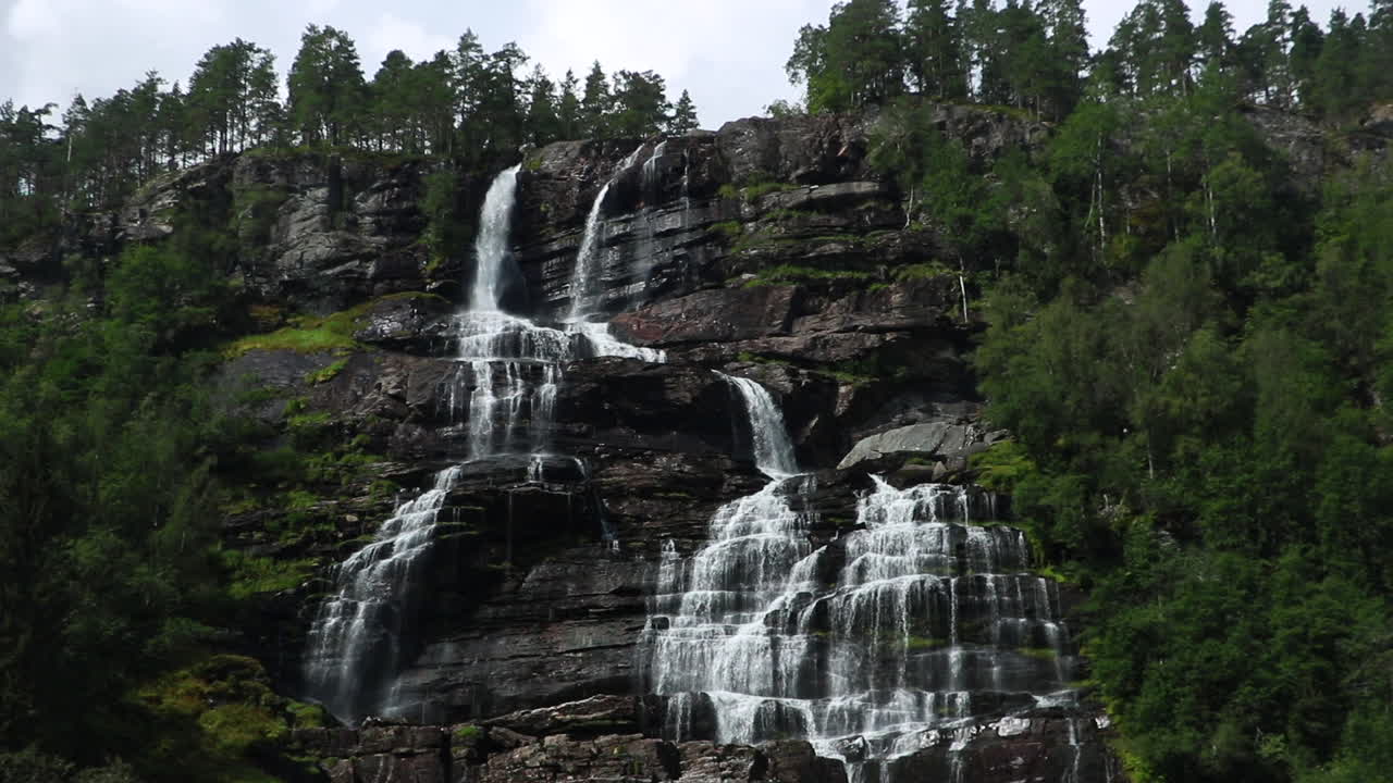 increíble vista de una cascada en noruega