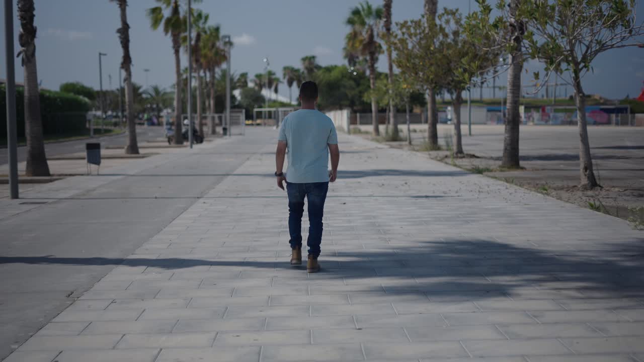 hombre caminando por una calle de la ciudad