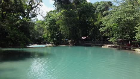 disparo de dron en cascadas de agua azul