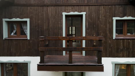 Flying-Towards-The-Balcony-Of-The-Traditional-And-Rustic-Cabin-In-Bartoszylas,-Poland