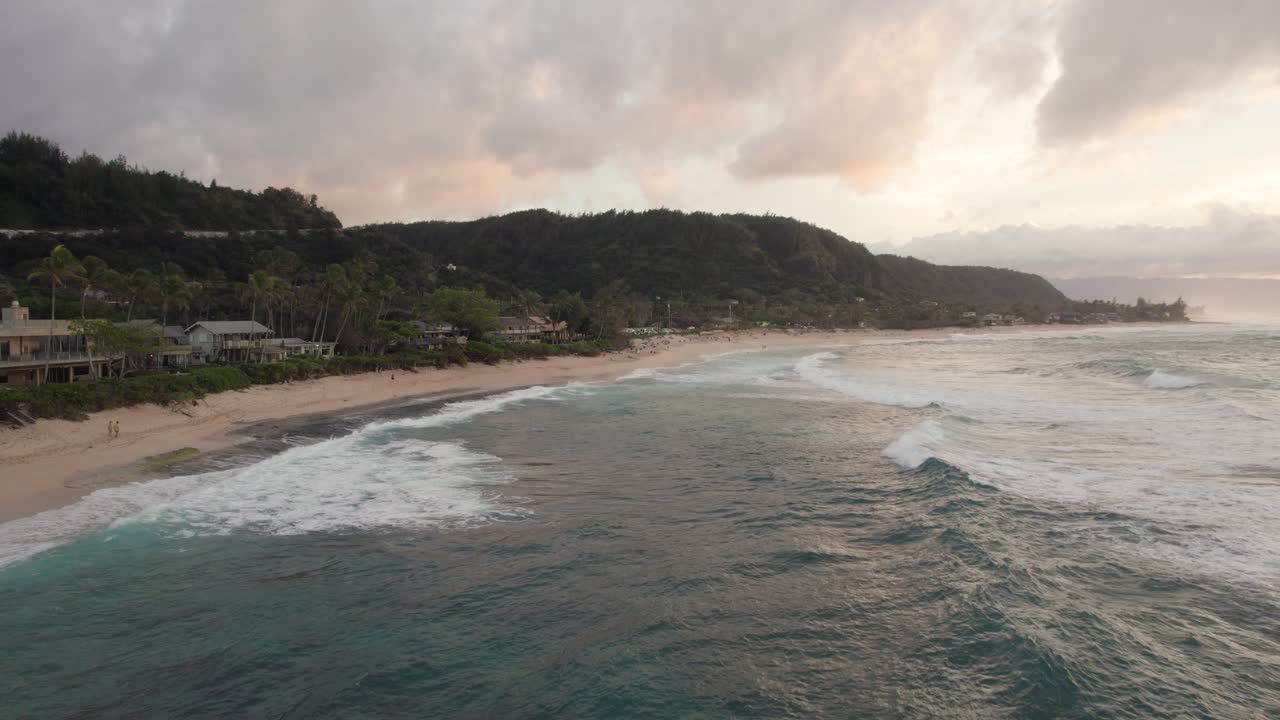 vista aérea de la costa norte de oahu al atardecer