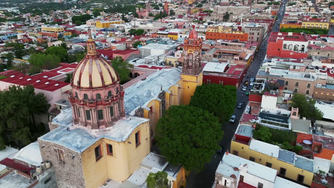 산 미구엘 데 알렌데 (san miguel de allende) 의 templo de la purísima concepción 위의 낮 시간 도
