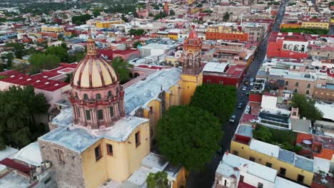 Tagesumlauf-über-Dem-Tempel-Der-Allerheiligsten-Empfängnis-In-San-Miguel-De-Allende