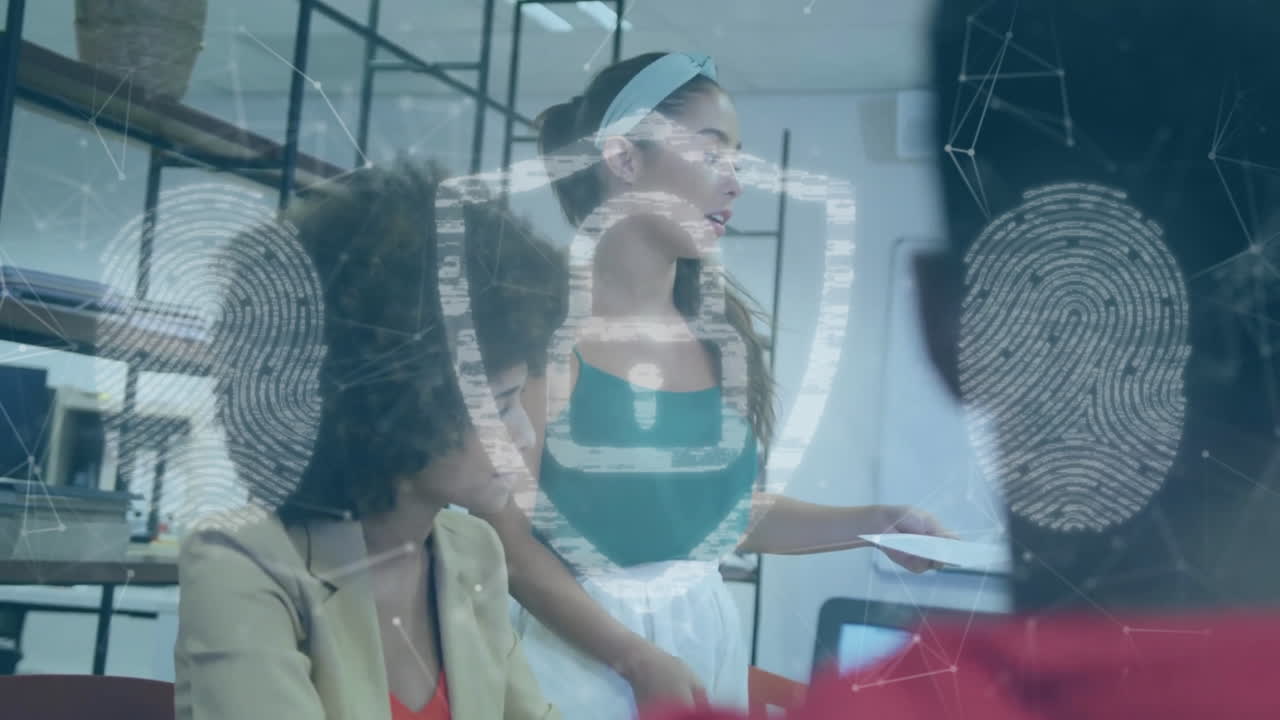 animación de candado y procesamiento de datos sobre diversas personas de negocios en la oficina