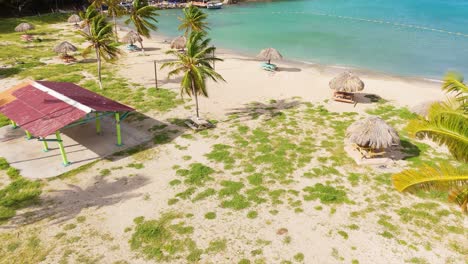 La-órbita-Revela-La-Playa-De-Santa-Cruz-Alrededor-De-Una-Palmera,-Un-Paraíso-De-Arena-Tropical.