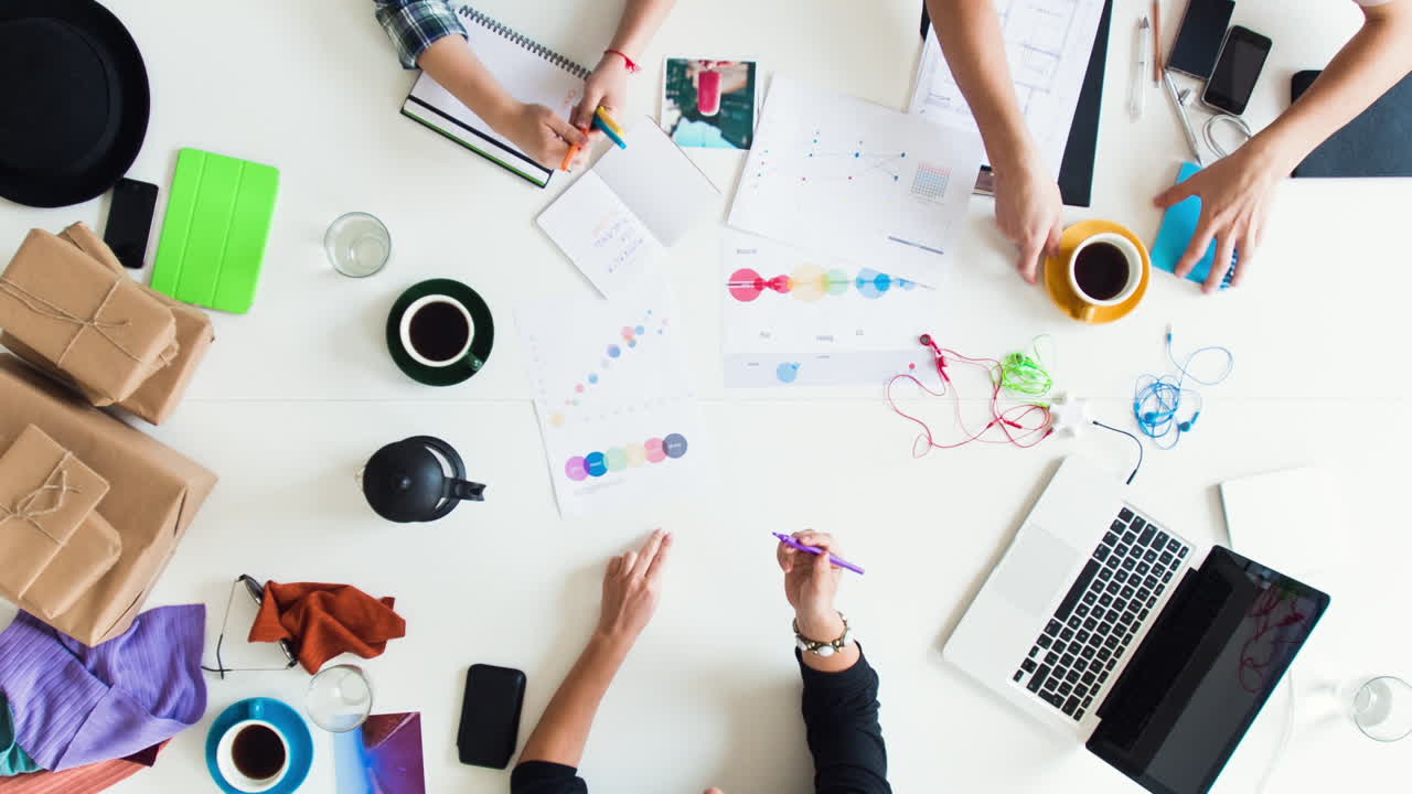 혼성 인종 그룹의 사람들 공중 보기 타임  ⁇ 스  ⁇ 스터 사무실 소규모 사업 시작 회사 계획 창의적인 회의