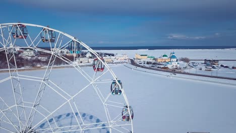 rueda gigante y vista de la iglesia en cheboksary