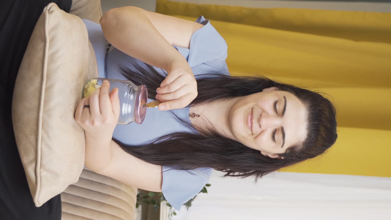 vídeo vertical de un tipo consistente que ahorra dinero.