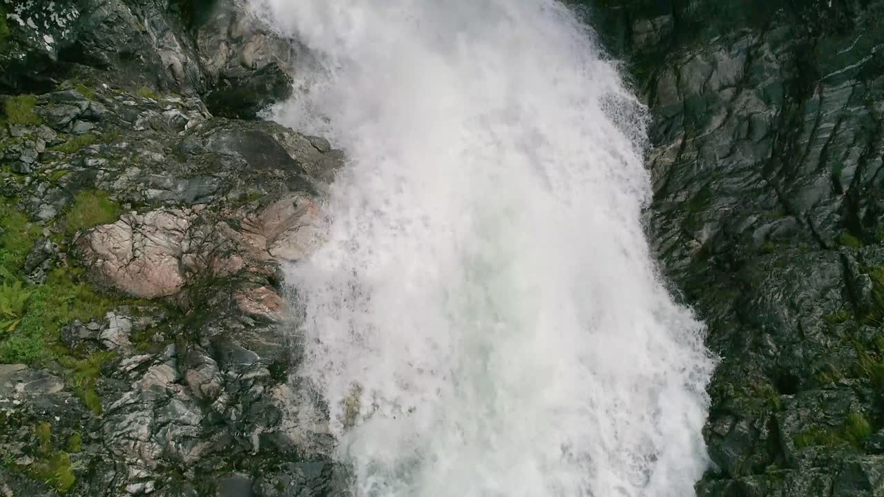 sobrevuelo aéreo de las cascadas de ovstefoss rápidos curvados entre las rocas
